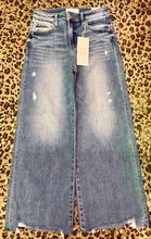 Load image into Gallery viewer, Callie Cropped Jean Risen