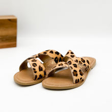 Load image into Gallery viewer, Conga Sandal in Leopard
