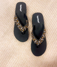 Load image into Gallery viewer, Evirare Rhinestone Sandal in Cheeath

