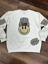 Load image into Gallery viewer, Mama Smiley Face Graphic Sweatshirt
